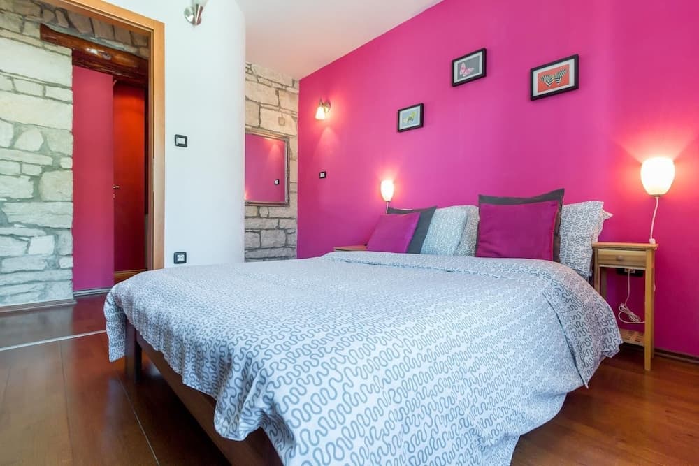 Dante Square Apartment