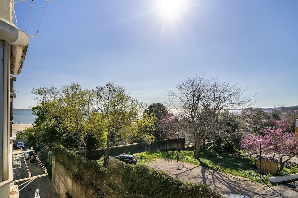 Peaceful Algés Family Home