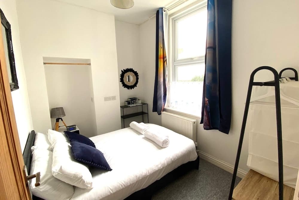 Beachfront Bolthole With Seaview in Idyllic Hythe