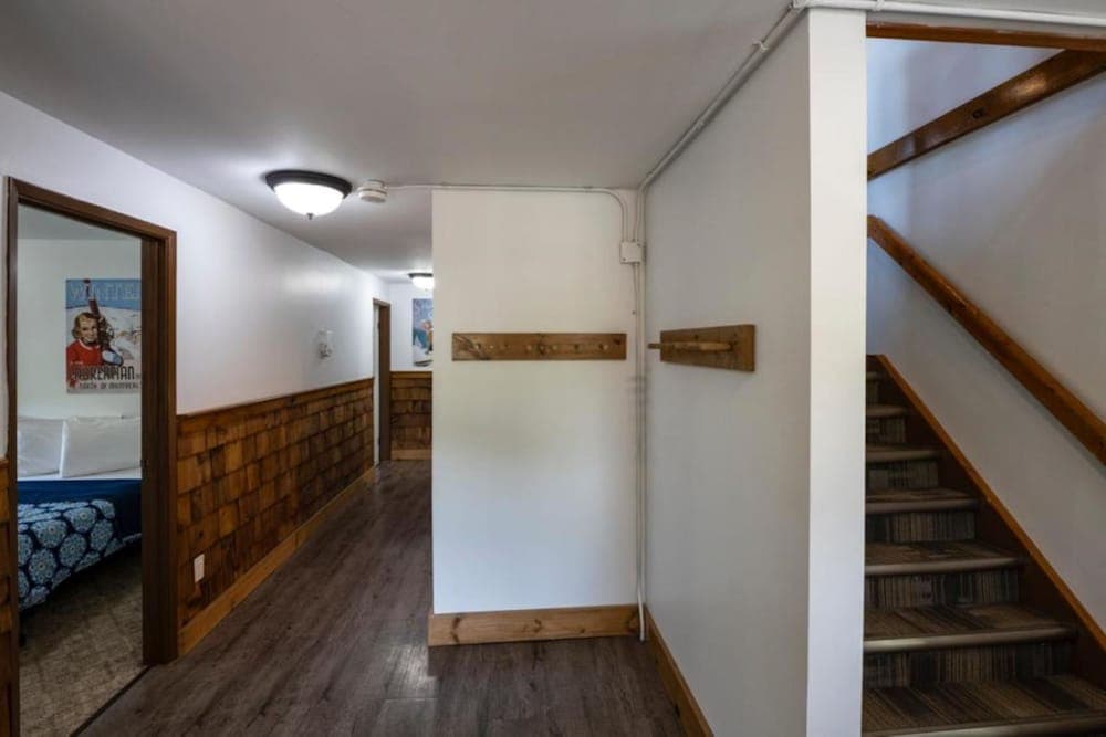 Spacious 8 bdrm Blue Mountain Cottage, Perfect for Large Groups, Private Beach, BBQ, Hot Tub, Sauna