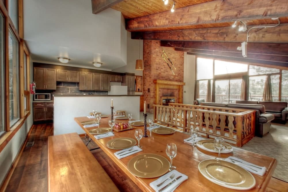 Spacious 8 bdrm Cottage with Private Beach Access, BBQ, Hot Tub, Sauna, Pet friendly