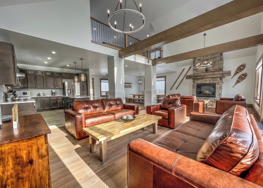 Brand New 7 bdrm Luxury Cottage with Private Beach Access, BBQ,7.5 baths, Hot Tub, Ping Pong Table