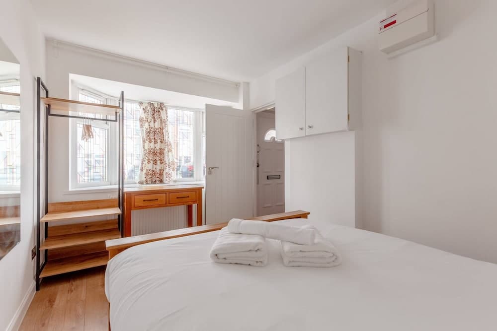 Spacious 4BD Home, Near Excel London!