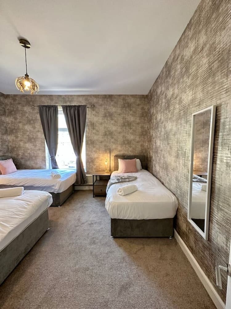 Three Bedroom Home Manchester sleeps 9
