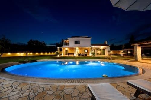 Villa Black White Dassia
