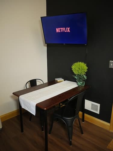 Central Downtown Queen Bed Walk to all Venues