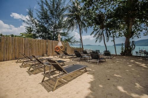 Maroon Studio at the Beachfront