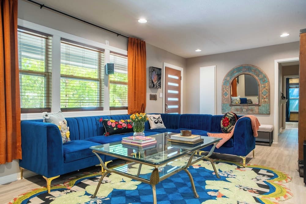 Lamar Suites by Avantstay 2 Homes w/ Shared Pool