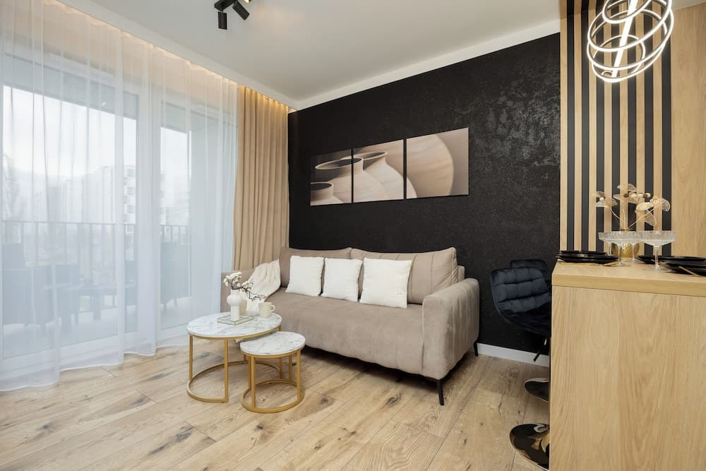 Apartment With Parking by Renters