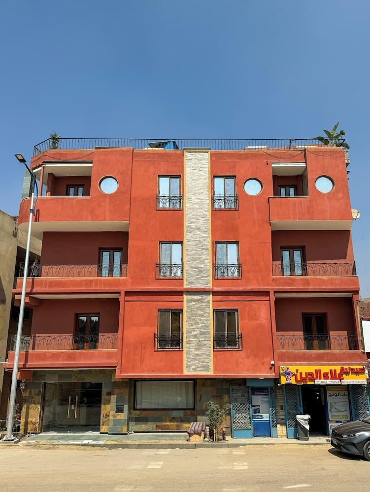 Palm Desert Pyramids Hotel