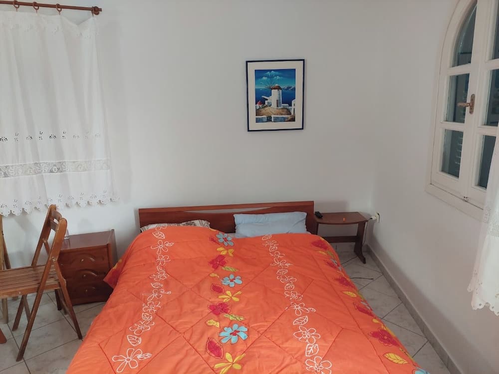 Akrotiri Cosy Studio with Patio and View