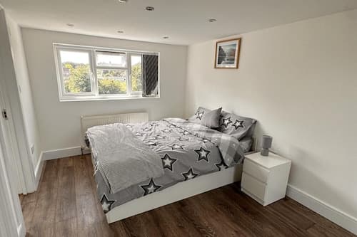 6-bed 3-bath Home - Sleeps 14 & Free Parking