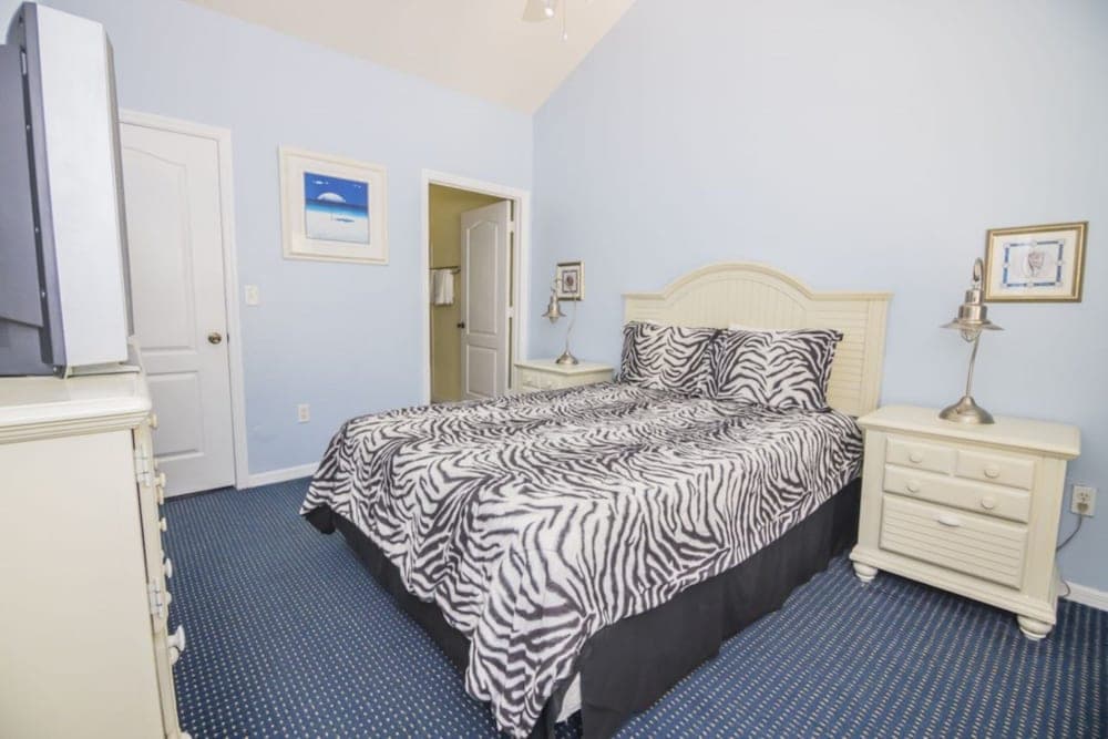 Heng's Runaway Beach Condo