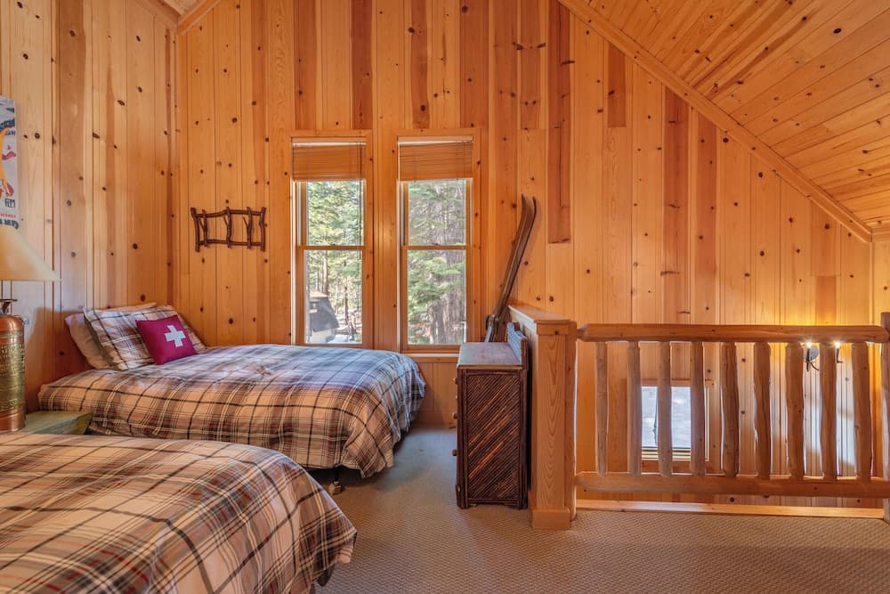 Private Cozy and Central Cabin with Deck by Sierra Getaways