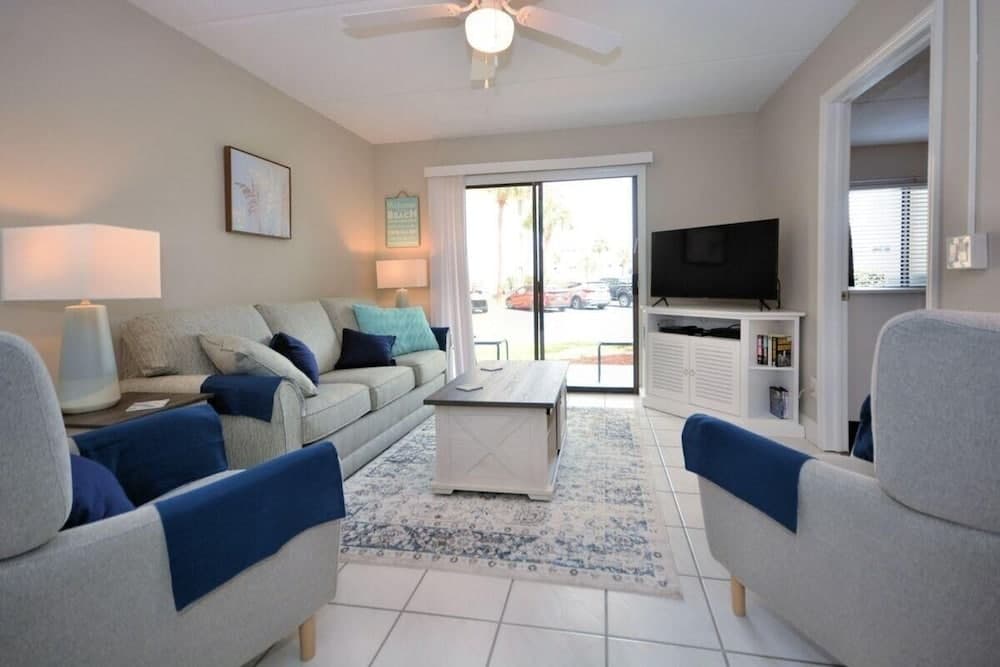 Beachside Bliss~courtyard Villa~beachside 2 Bedroom Condo by RedAwning