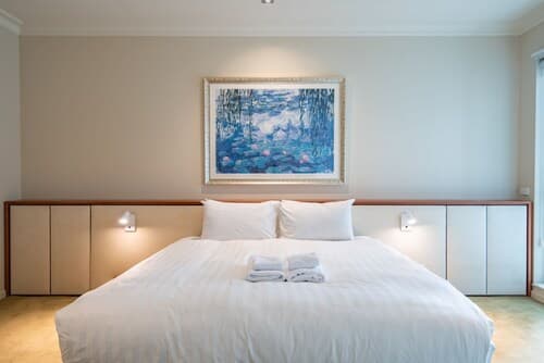Elegant 4B 2B Unit in Melbourne CBD w/ Parking!