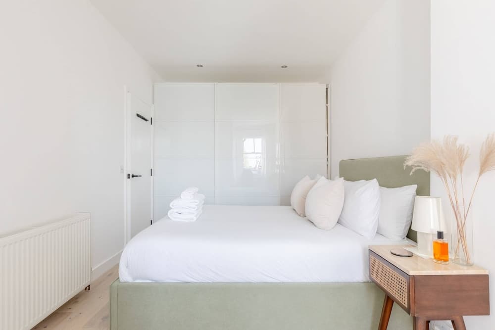 Sleek Scandi-inspired 2BD Flat, Fulham
