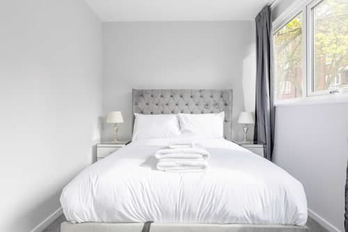 Newly Renovated 3BD Home, Islington!