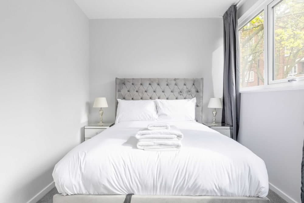 Newly Renovated 3BD Home, Islington!