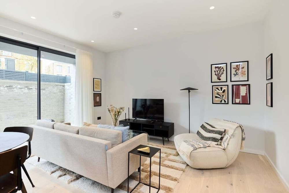 The Brondesbury Quarters - Modern 2bdr Flat With Balcony + Parking