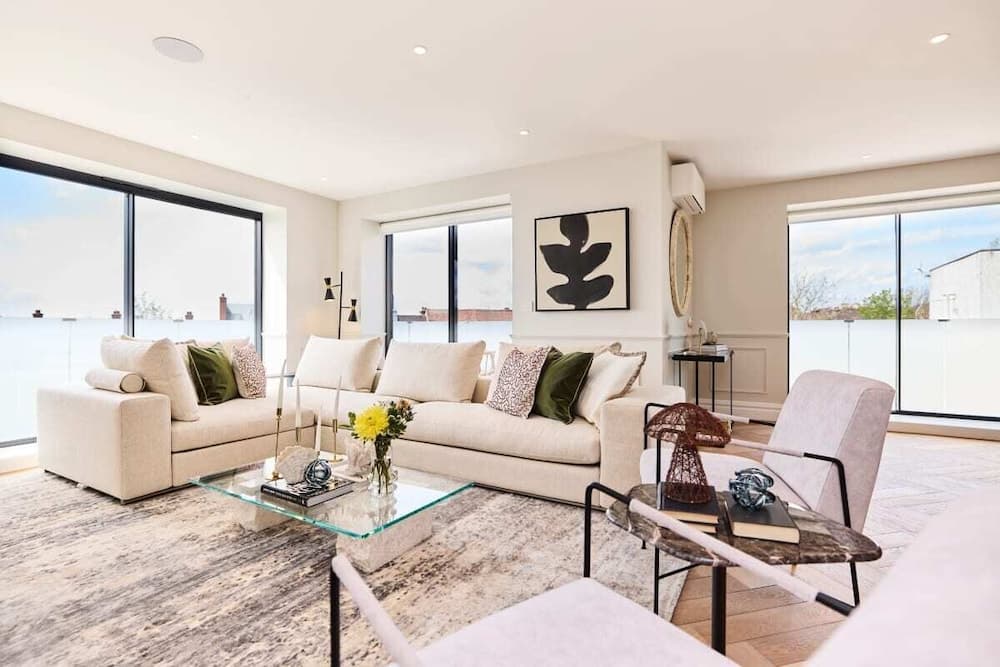 The Temple Fortune Crib - Lovely 3BDR House with Balcony