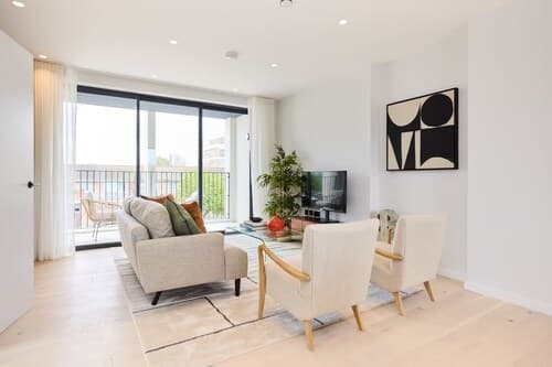 The Brondesbury Hideaway - Stylish 3bdr Flat With Balcony + Parking