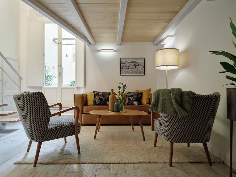 Vintage Romance Patio Apt by Oteego