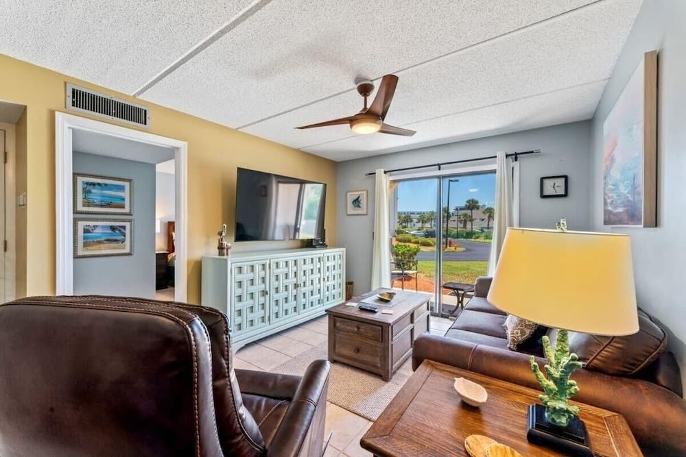 Beachside Retreat-courtyard Villa~beachside 2 Bedroom Condo by RedAwning