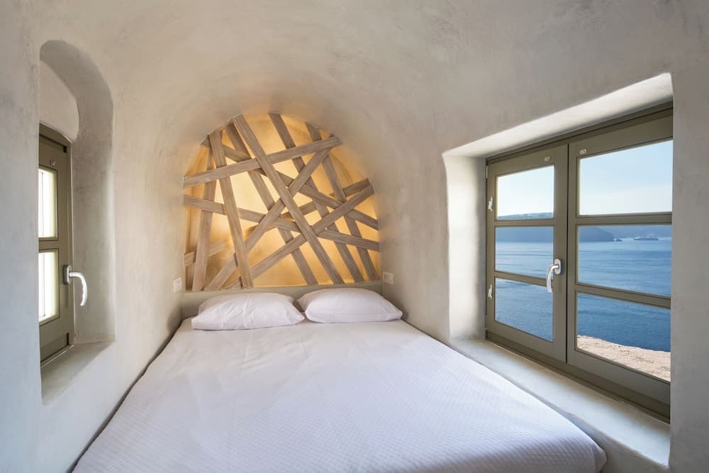 Rhenia Suites-Prive Jacuzzi&Caldera View