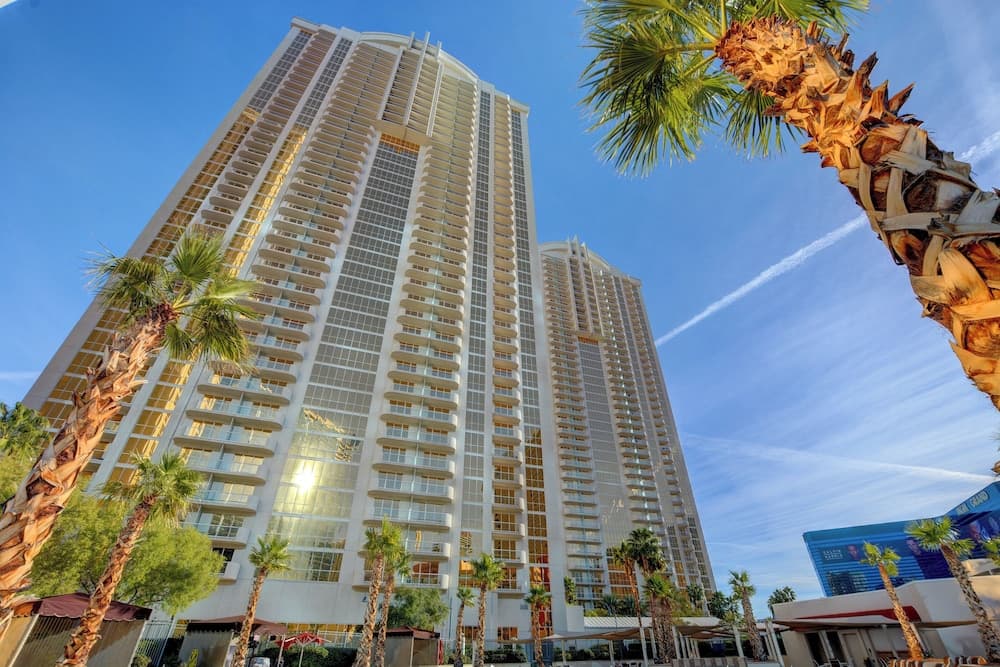 Classic Suite Signature Resort Pool View