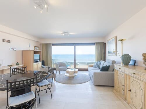Spacious Apartment With Direct sea View