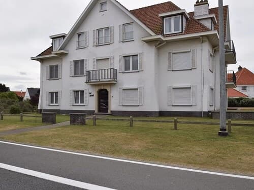 Modern Stay Near the Beach