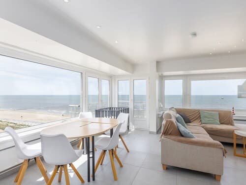 Bright Apartment With Frontal sea View