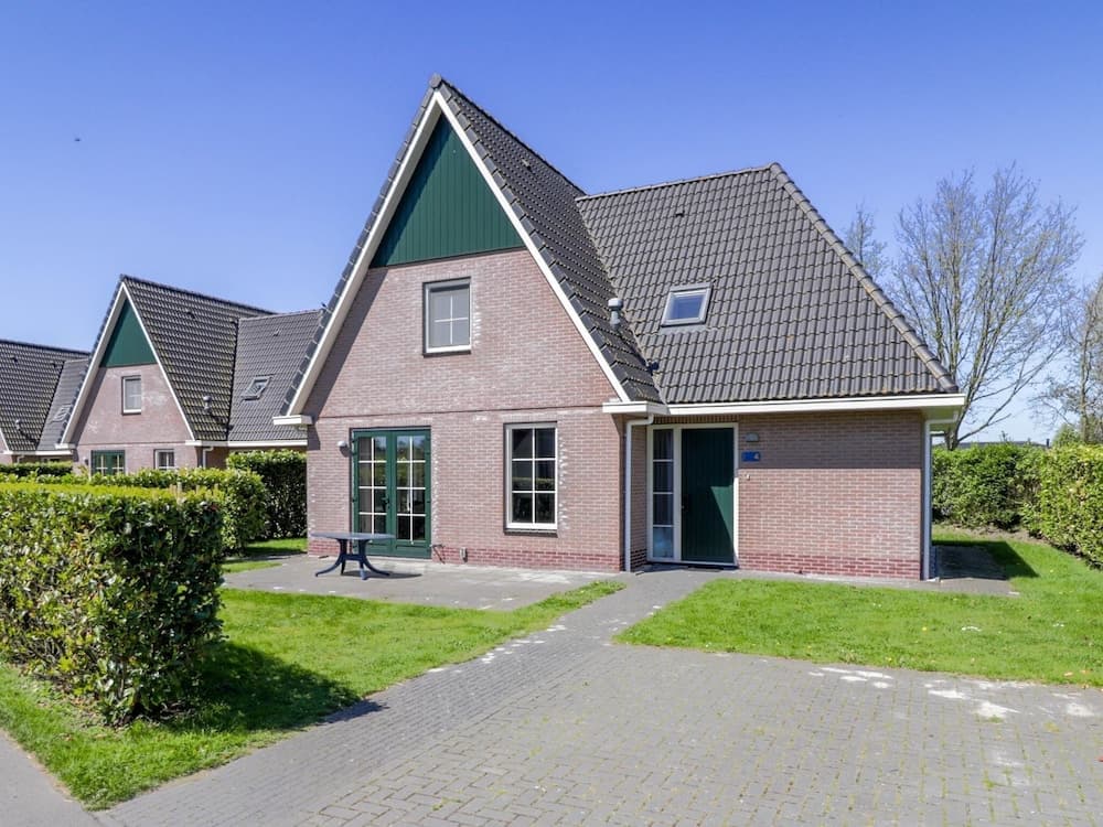 Villa With Whirlpool and Sauna in Makkum