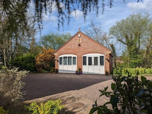 Cosy and Secluded Brook-side Lodge
