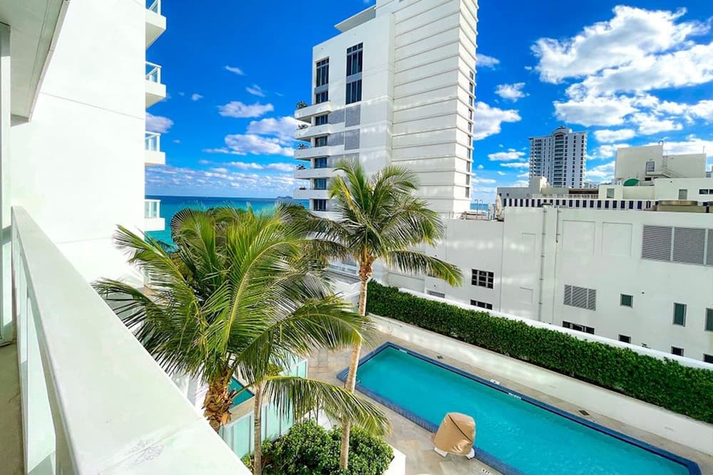 FontaineBleau Balcony 10 min from SoBe