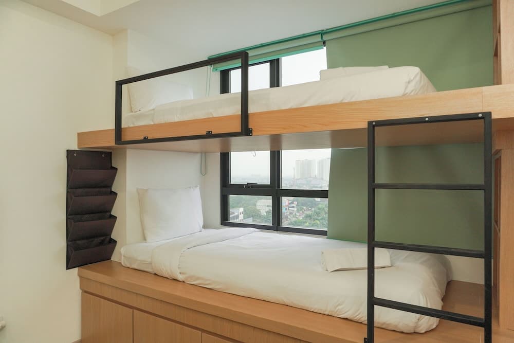 Homey And Well Furnished Studio Collins Boulevard Apartment