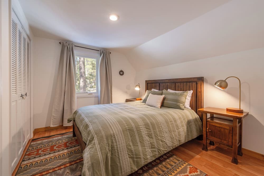 Cozy Cabin Private Hot-Tub Walk to Lake by Sierra Getaways