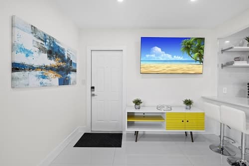 Uhost AI 1BR Sleek Modern Retreat