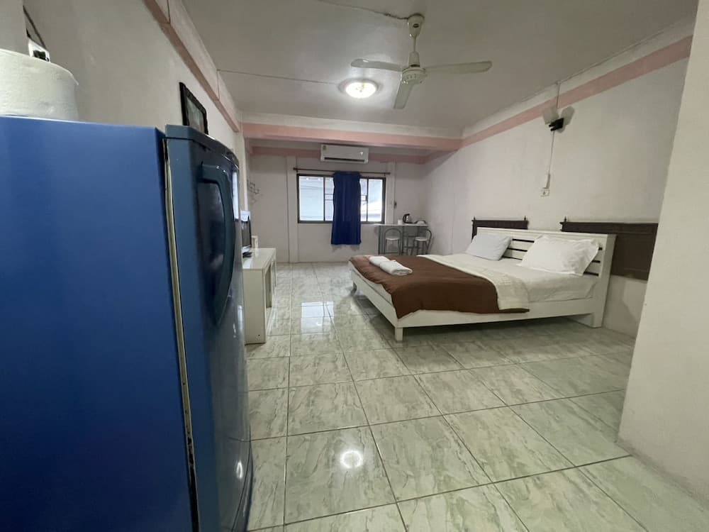 OYO 75494 President Apartment