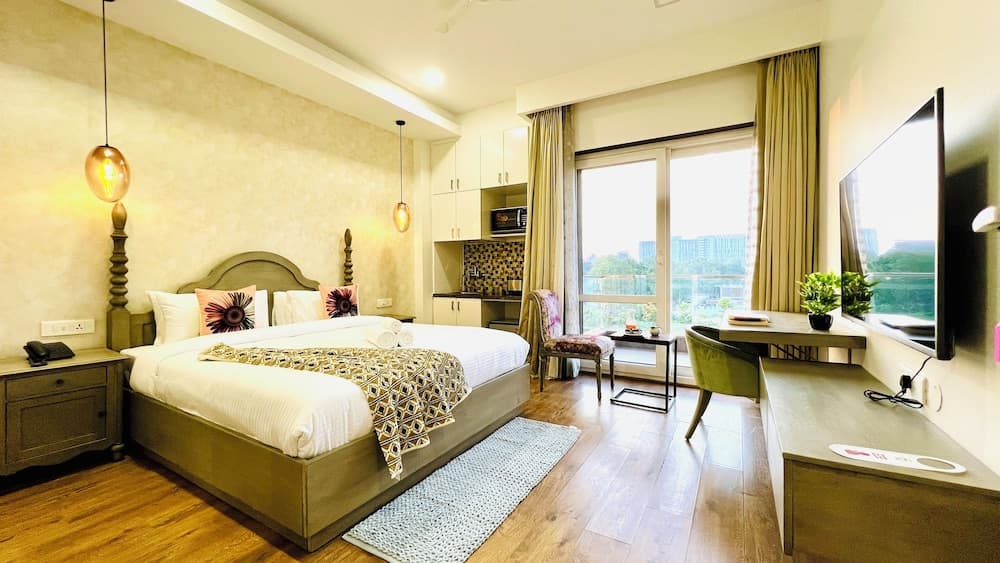 BluO Luxury Stay Medicity Balcony TubGym