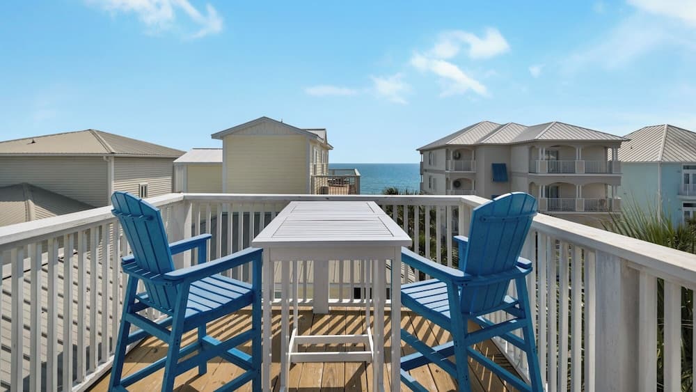 2 Minutes to Beach & Next to Pool - Free Beach Setup, Sleeps 12