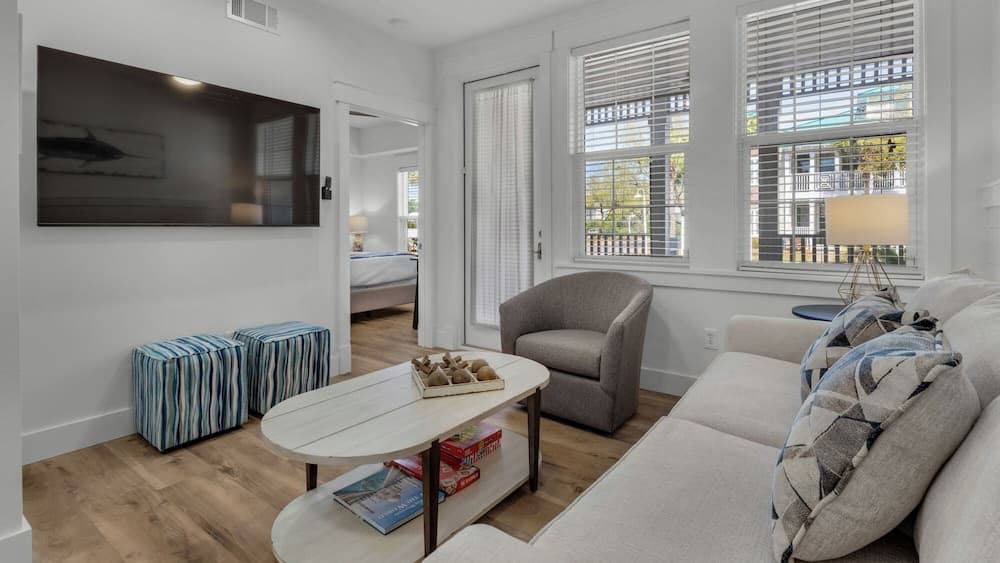 3br/2ba ~ Sleeps 6 ~ Pool Area ~ Public Beach Access!