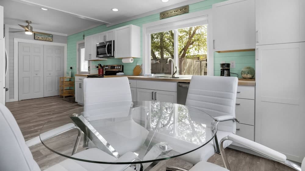 6 Minutes to the Gulf, Cute & Coastal Cottage: Sleeps 6