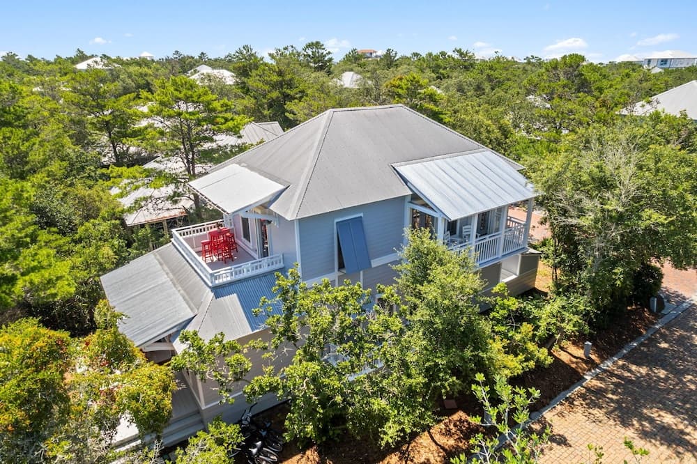 Across From the Pool & 3 Minutes to Deeded Beach in Old Seacrest: Sleeps 12