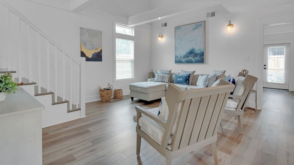 Fully Updated Beach Retreat; Minutes to Eastern Lake & Beaches