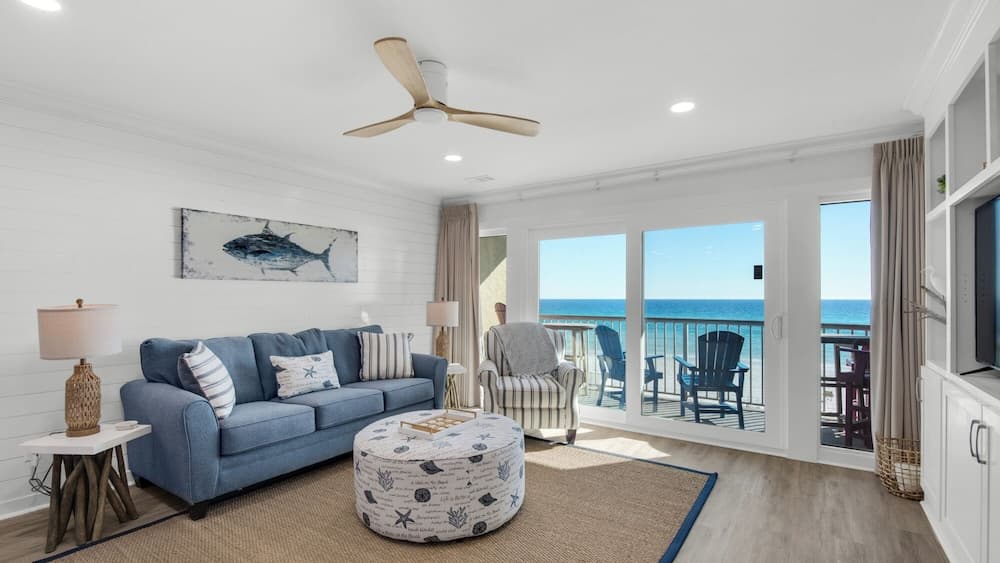 Gulf-front in Destin! Community Pool, Minutes to Beach