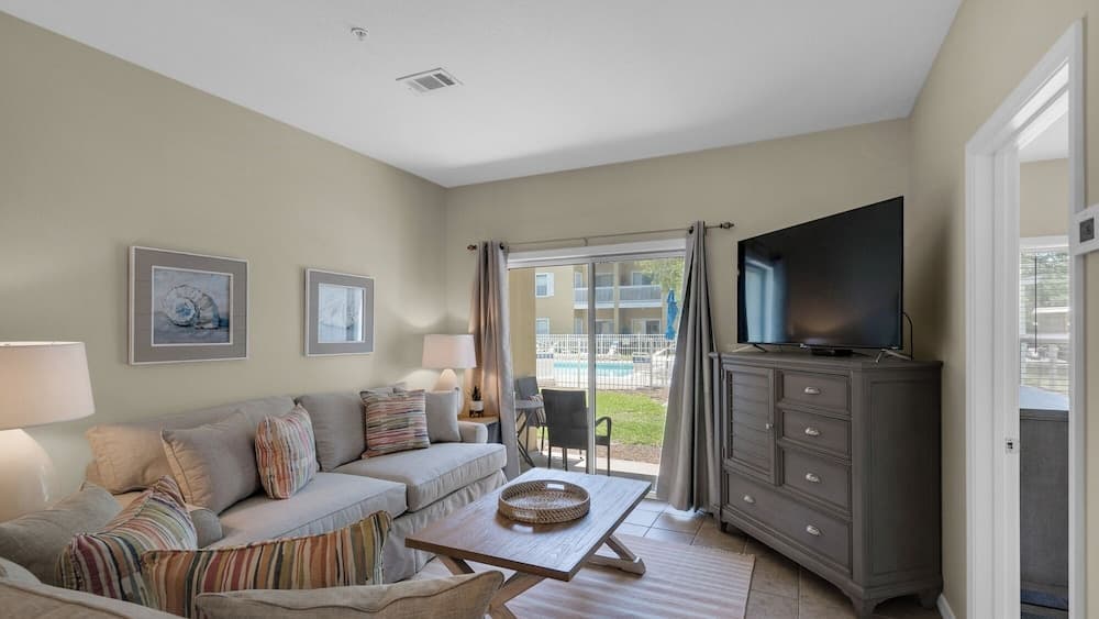1st Floor, Walkable to Dining, Shopping, Beach - Sleeps 6