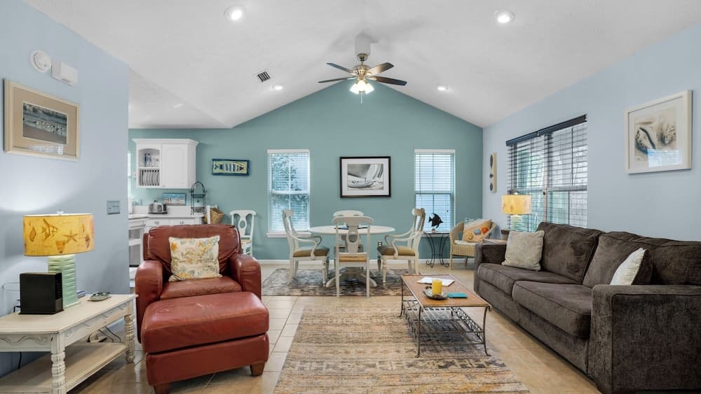 Pet Friendly Beach Home; 2 Minutes to Beach & Eastern Lake