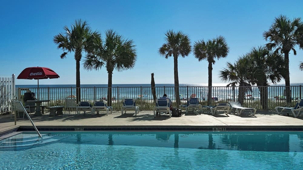 Pet-friendly Townhouse, 11 Pools, Tennis Courts, & a Short Walk to the Beach!